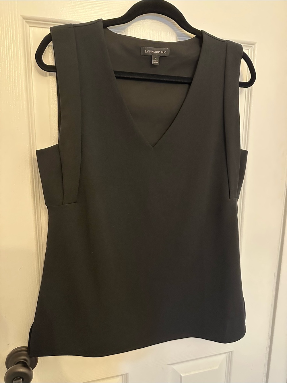 Banana Republic Black V-Neck Sleeveless Top - Picture 3 of 8
